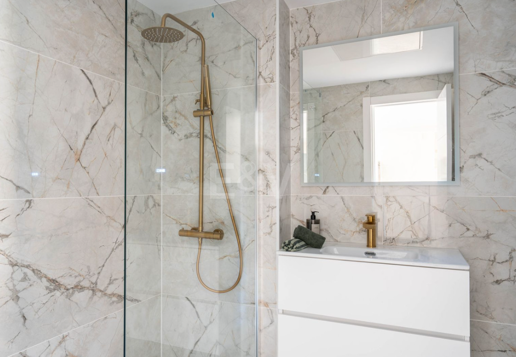 Elegant 4 sovrum lägenhet nära stranden