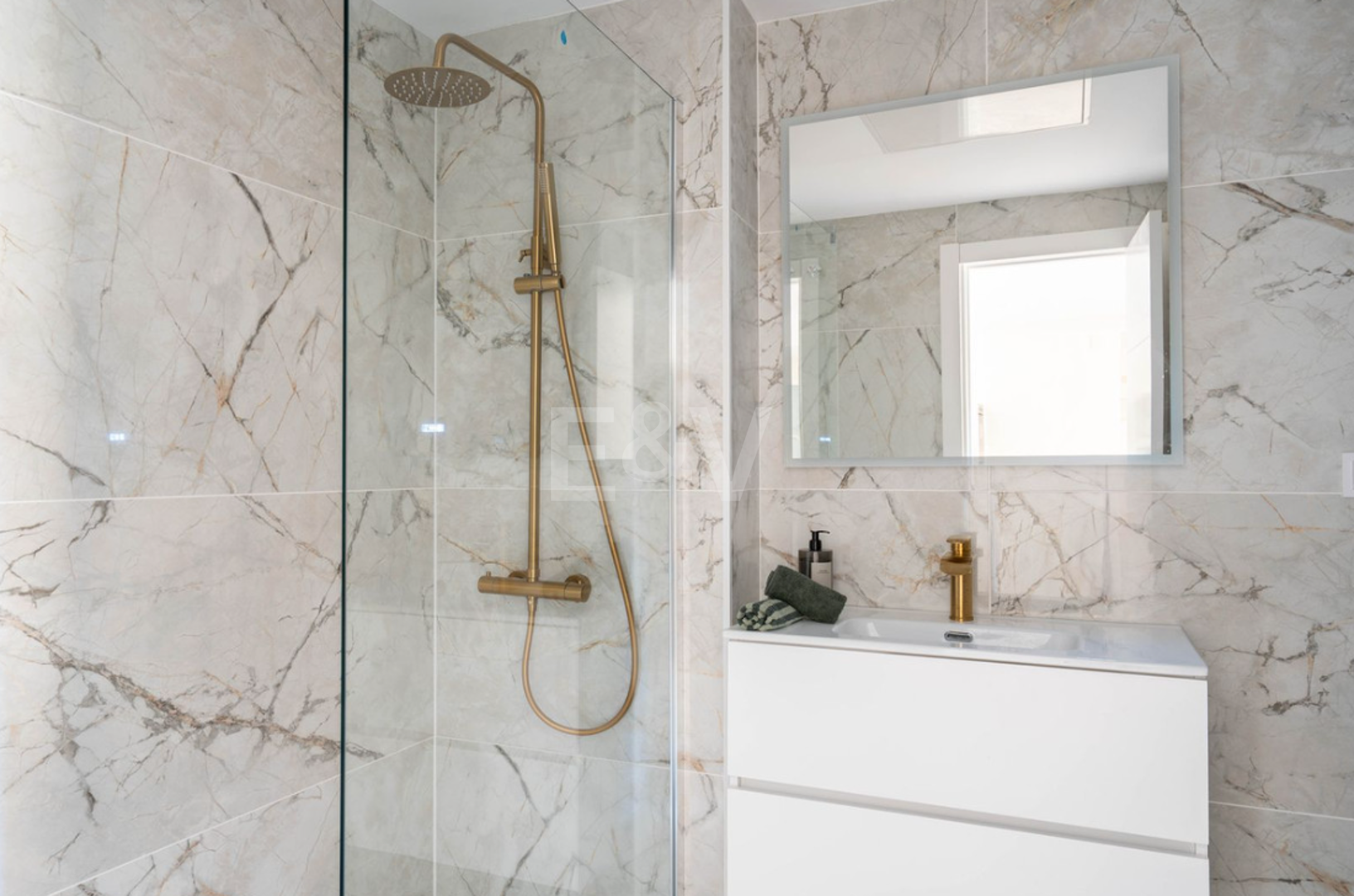 Elegant 4 sovrum lägenhet nära stranden