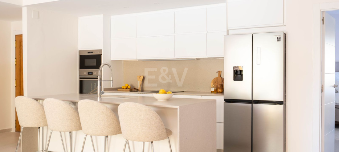 Elegant 4-bedroom apartment close to the beach