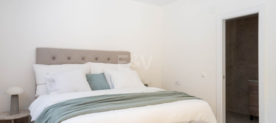 Elegant 4-bedroom apartment close to the beach