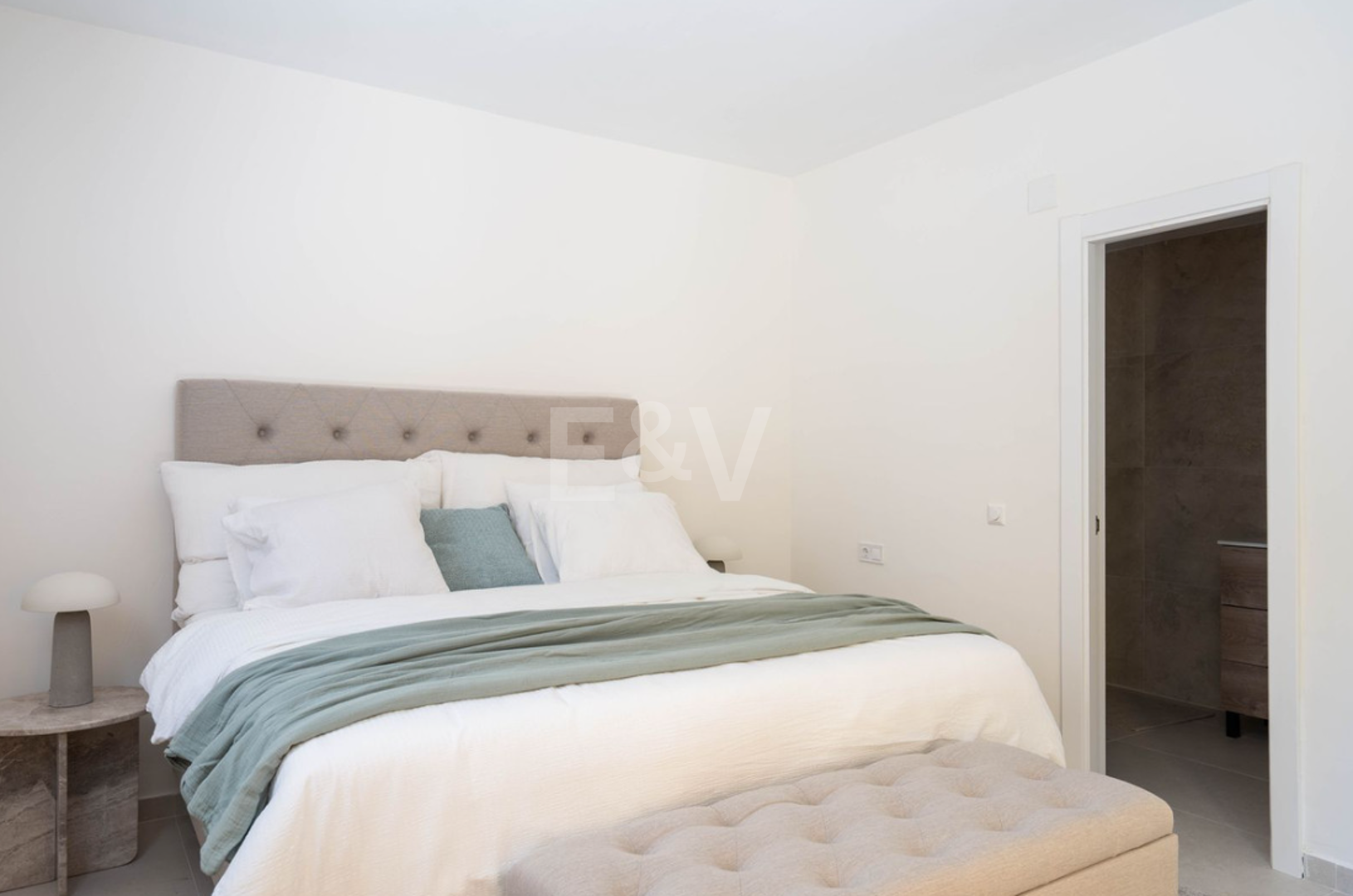 Elegant 4 sovrum lägenhet nära stranden