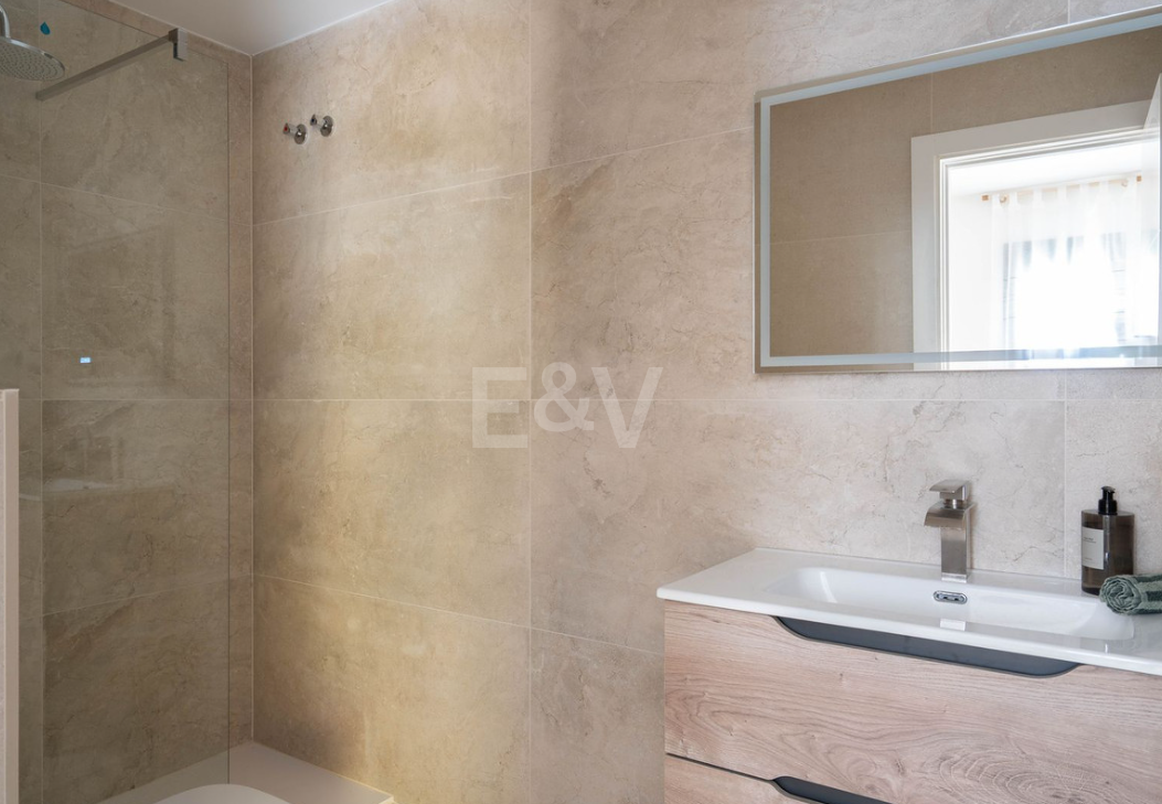 Elegant 4 sovrum lägenhet nära stranden