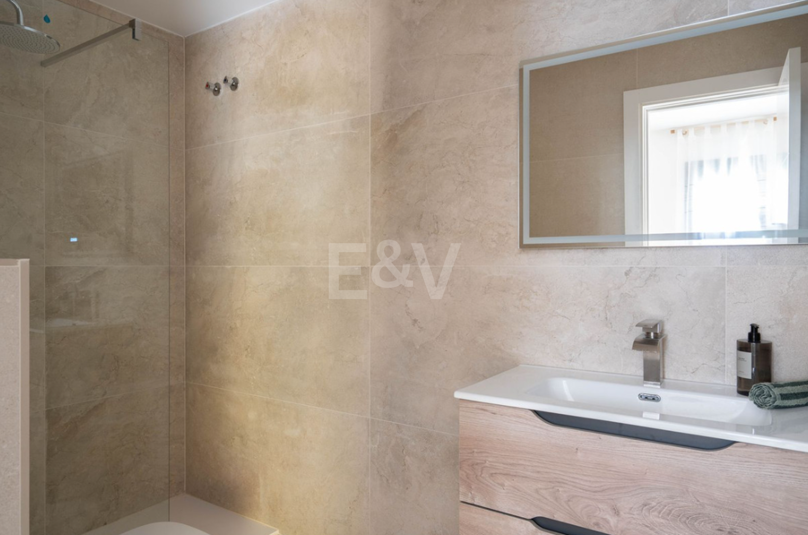 Elegant 4 sovrum lägenhet nära stranden