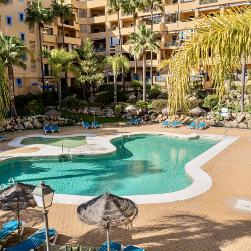 Elegant 4-bedroom apartment close to the beach