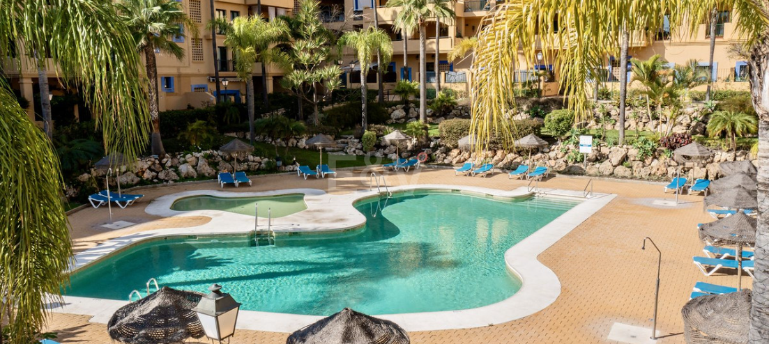 Elegant 4-bedroom apartment close to the beach