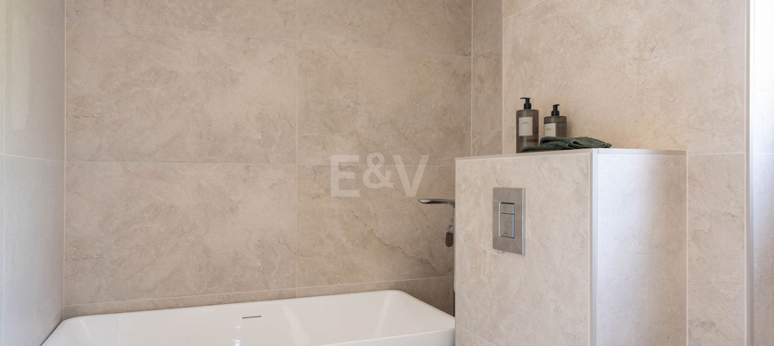 Elegant 4-bedroom apartment close to the beach