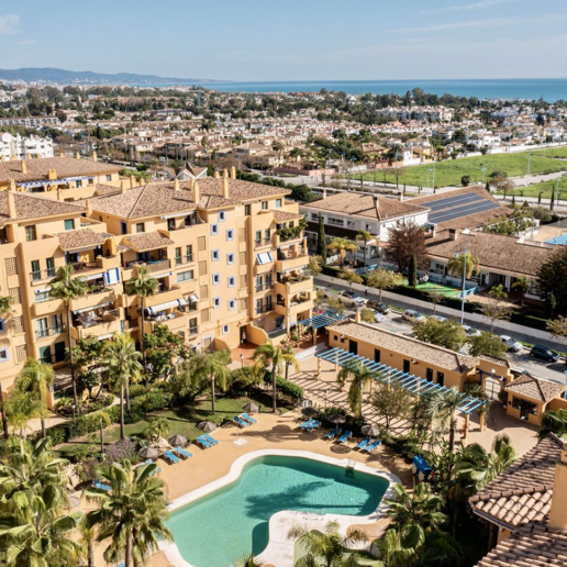 Elegant 4-bedroom apartment close to the beach