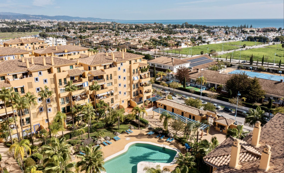 Elegant 4-bedroom apartment close to the beach