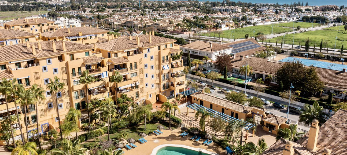 Elegant 4-bedroom apartment close to the beach