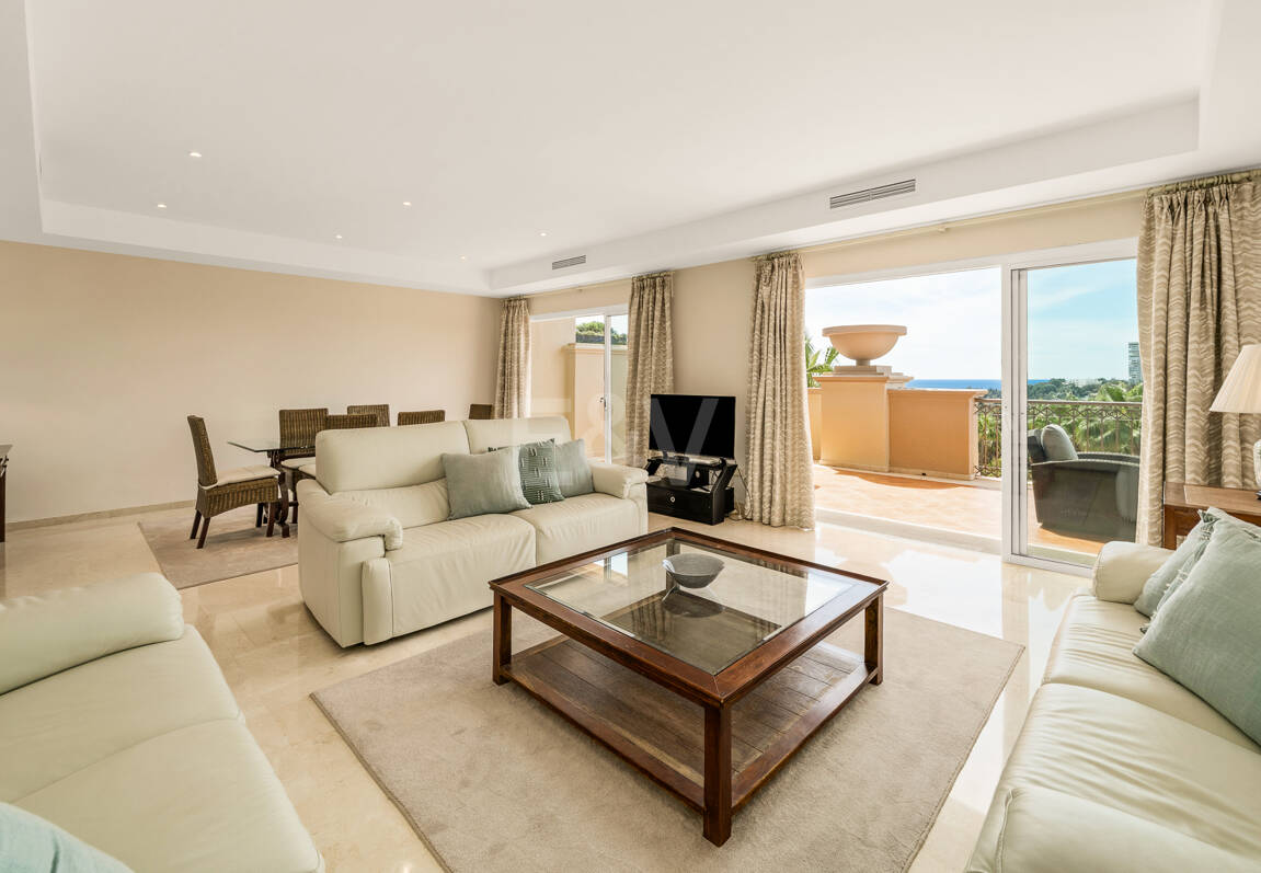 Ático dúplex luminoso y espacioso con vistas panorámicas en Altamira