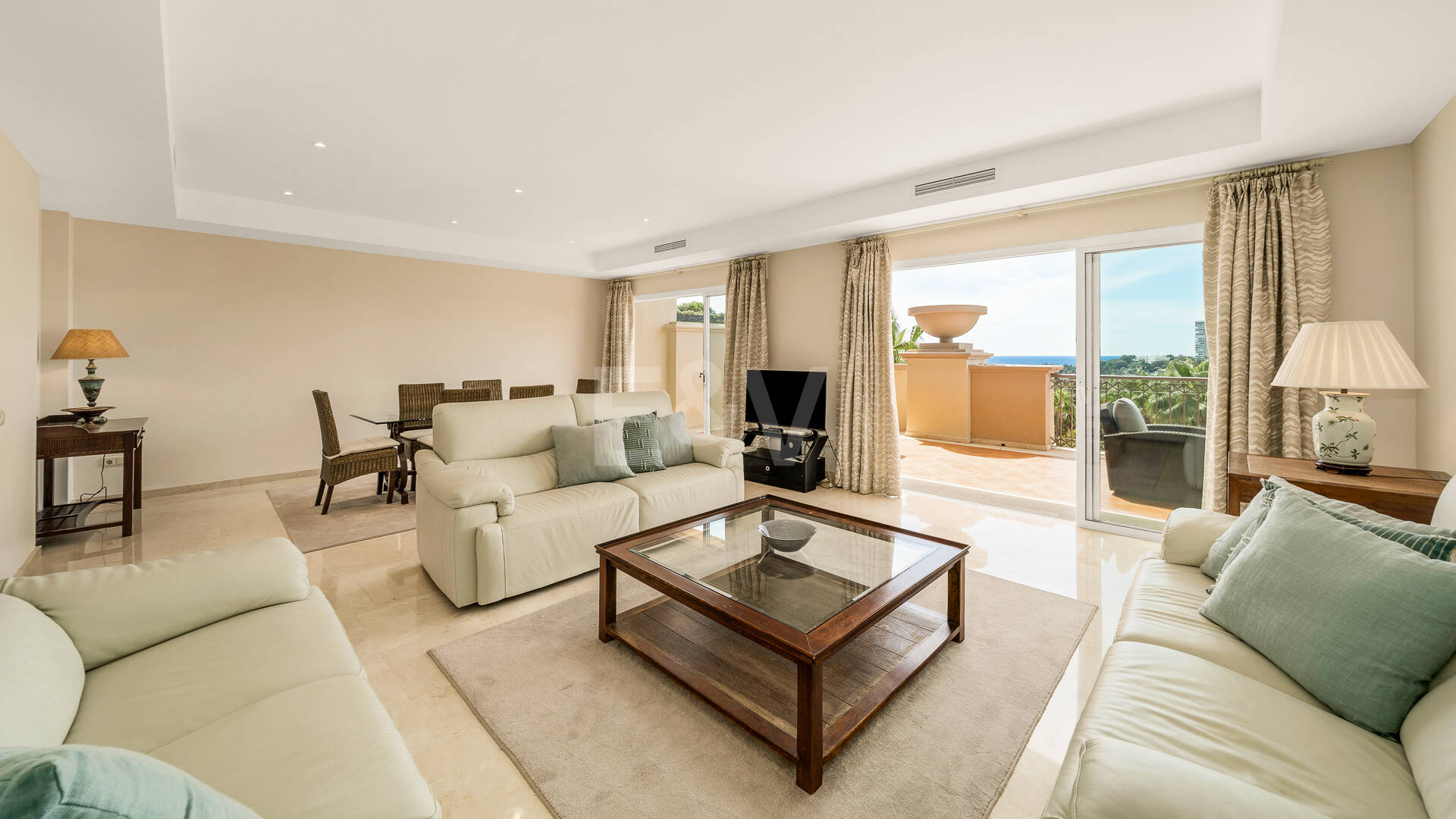 Ático dúplex luminoso y espacioso con vistas panorámicas en Altamira