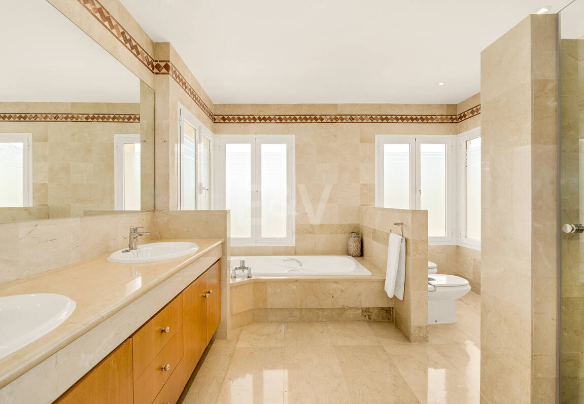 Ático dúplex luminoso y espacioso con vistas panorámicas en Altamira