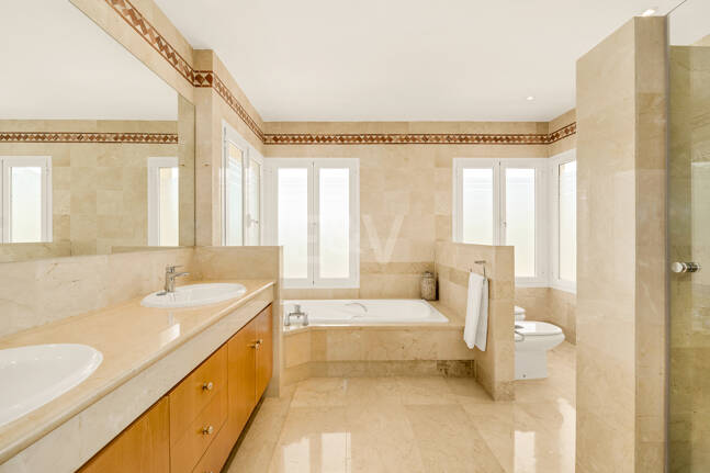 Ático dúplex luminoso y espacioso con vistas panorámicas en Altamira