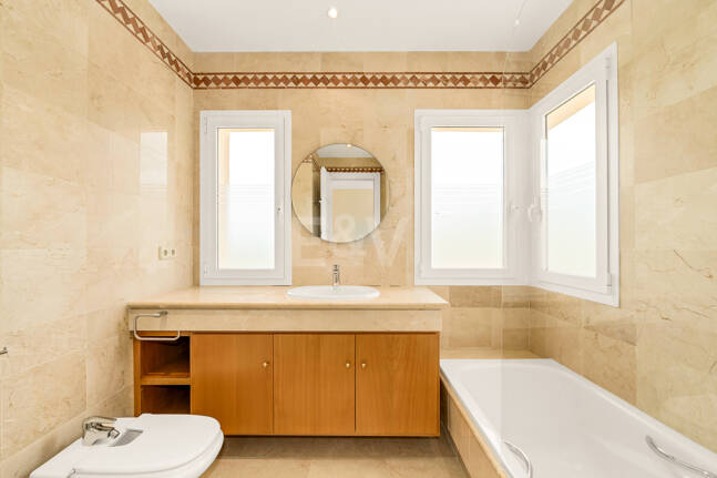 Ático dúplex luminoso y espacioso con vistas panorámicas en Altamira