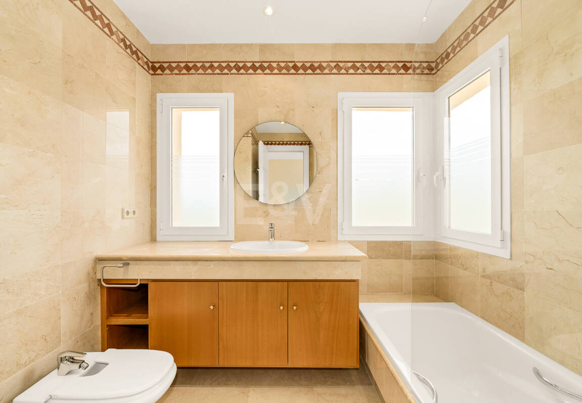 Ático dúplex luminoso y espacioso con vistas panorámicas en Altamira