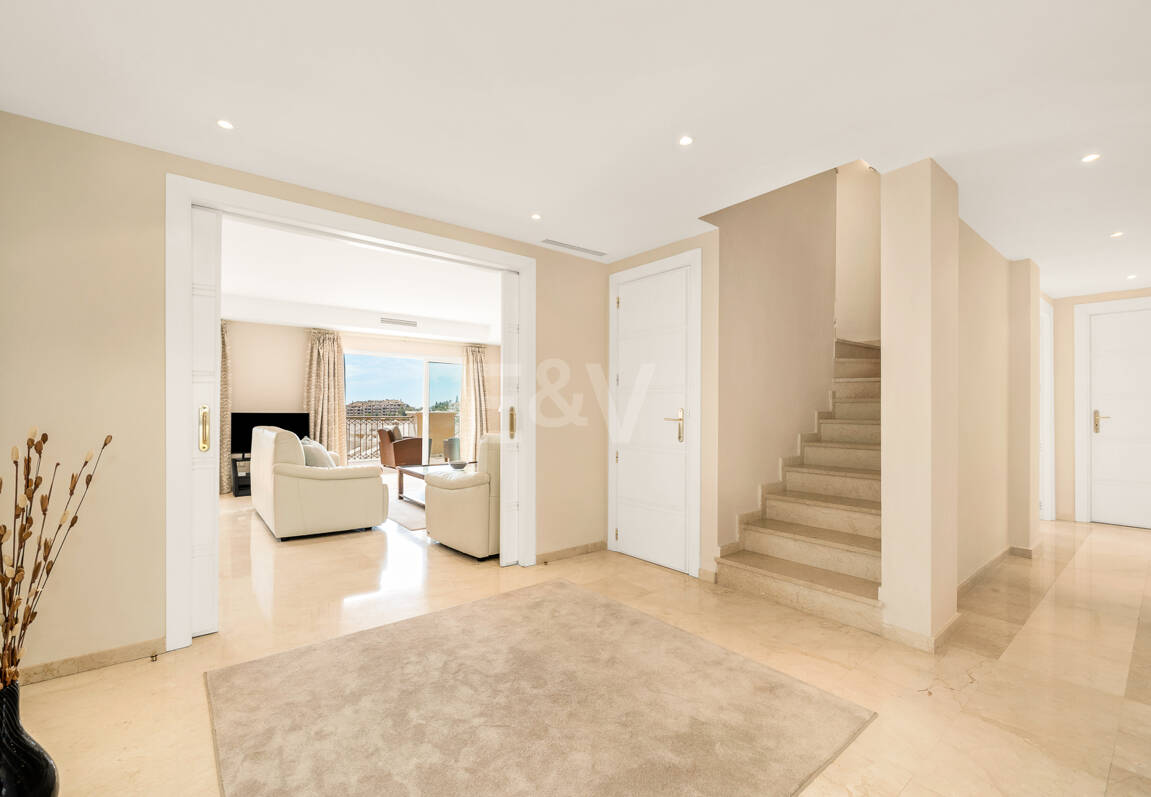 Ático dúplex luminoso y espacioso con vistas panorámicas en Altamira