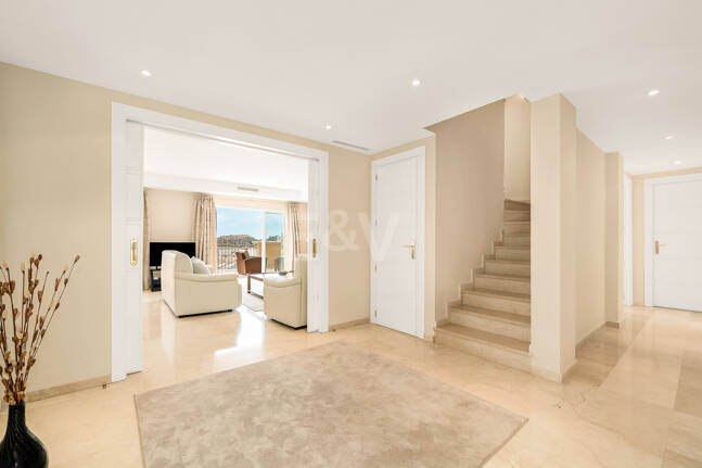 Ático dúplex luminoso y espacioso con vistas panorámicas en Altamira