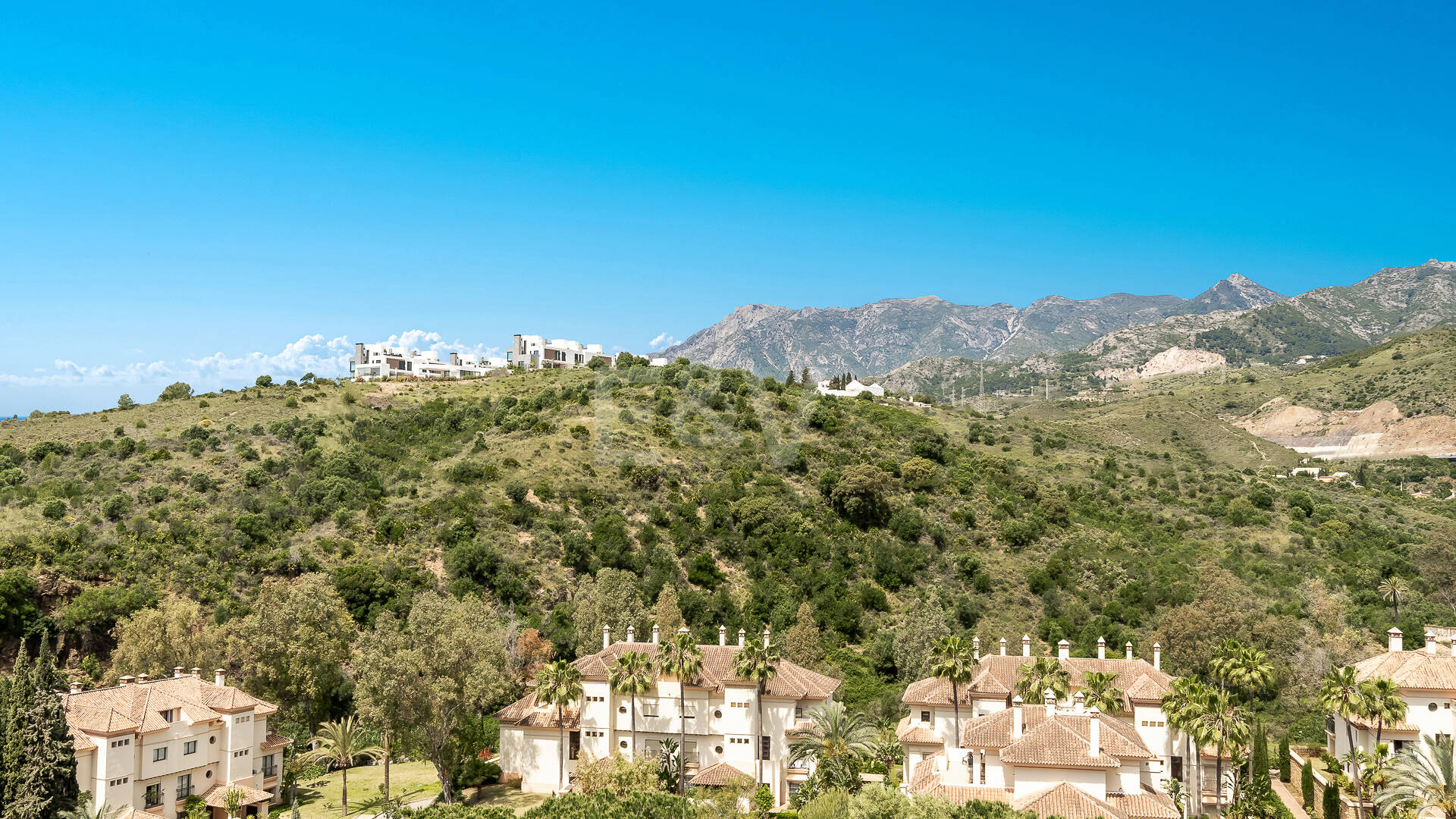Ático dúplex luminoso y espacioso con vistas panorámicas en Altamira