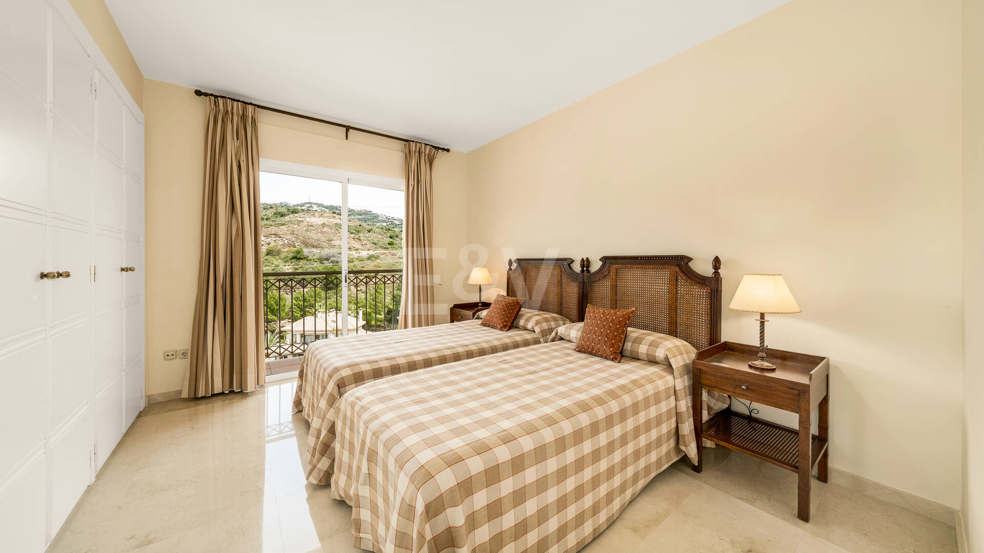 Ático dúplex luminoso y espacioso con vistas panorámicas en Altamira