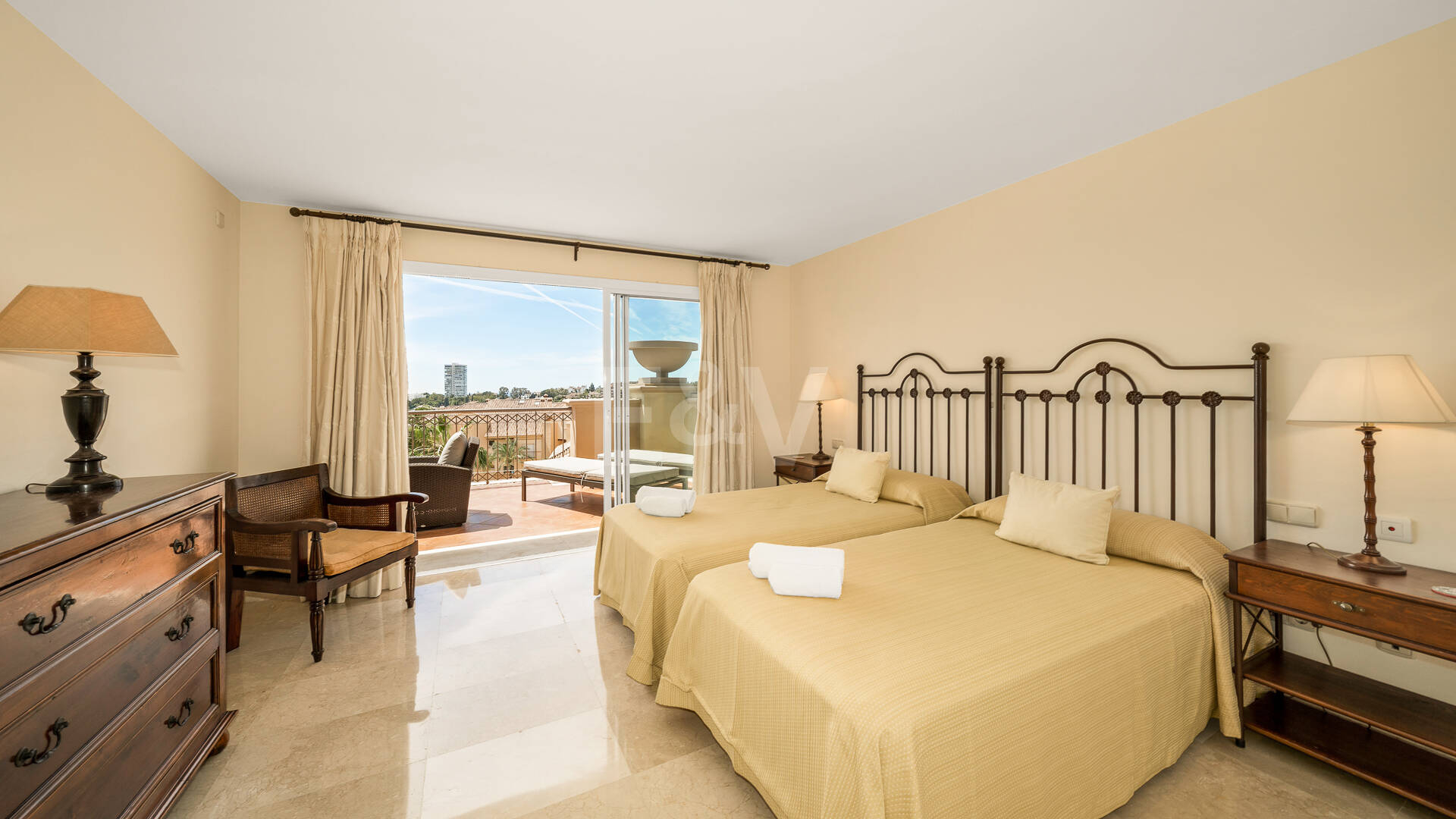 Ático dúplex luminoso y espacioso con vistas panorámicas en Altamira