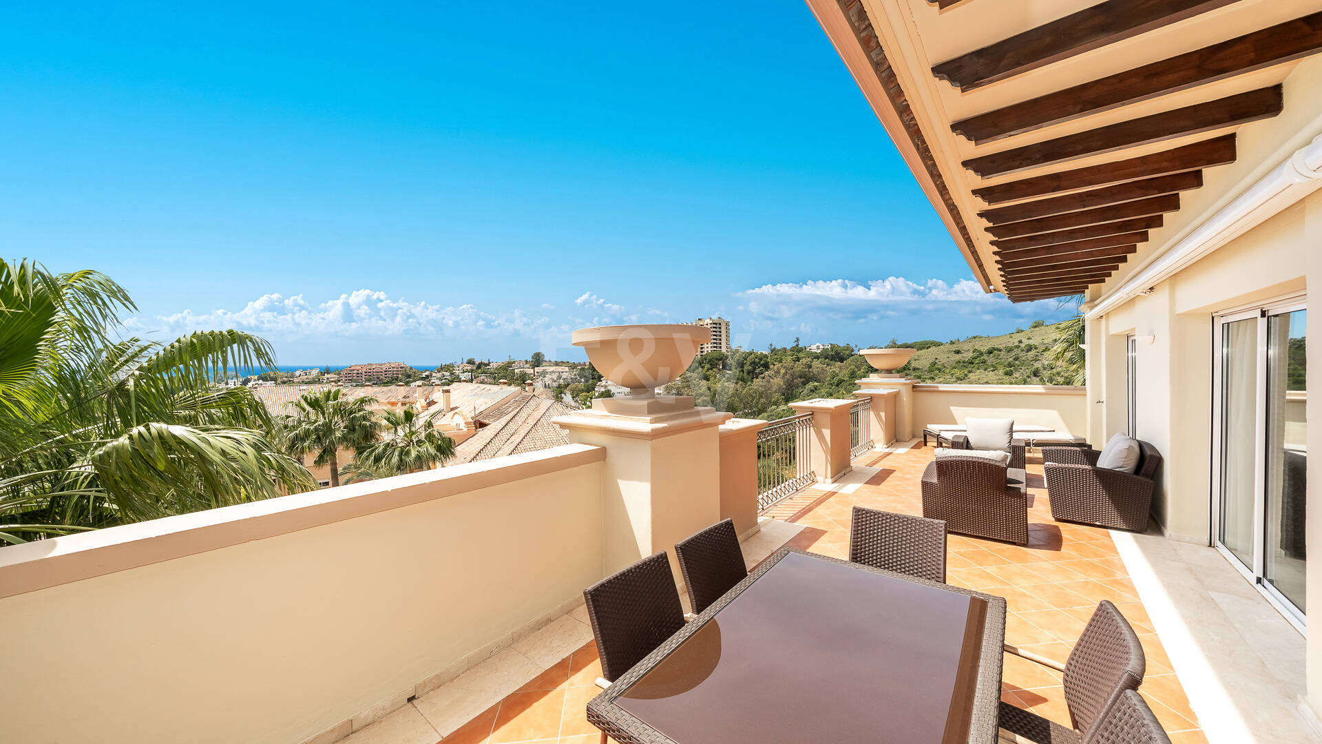 Ático dúplex luminoso y espacioso con vistas panorámicas en Altamira