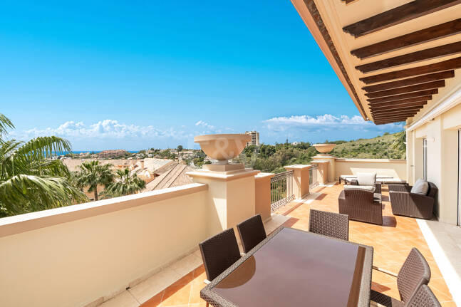 Ático dúplex luminoso y espacioso con vistas panorámicas en Altamira