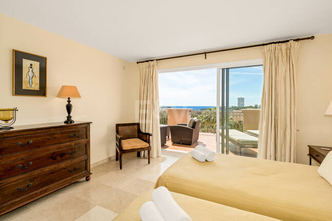 Ático dúplex luminoso y espacioso con vistas panorámicas en Altamira