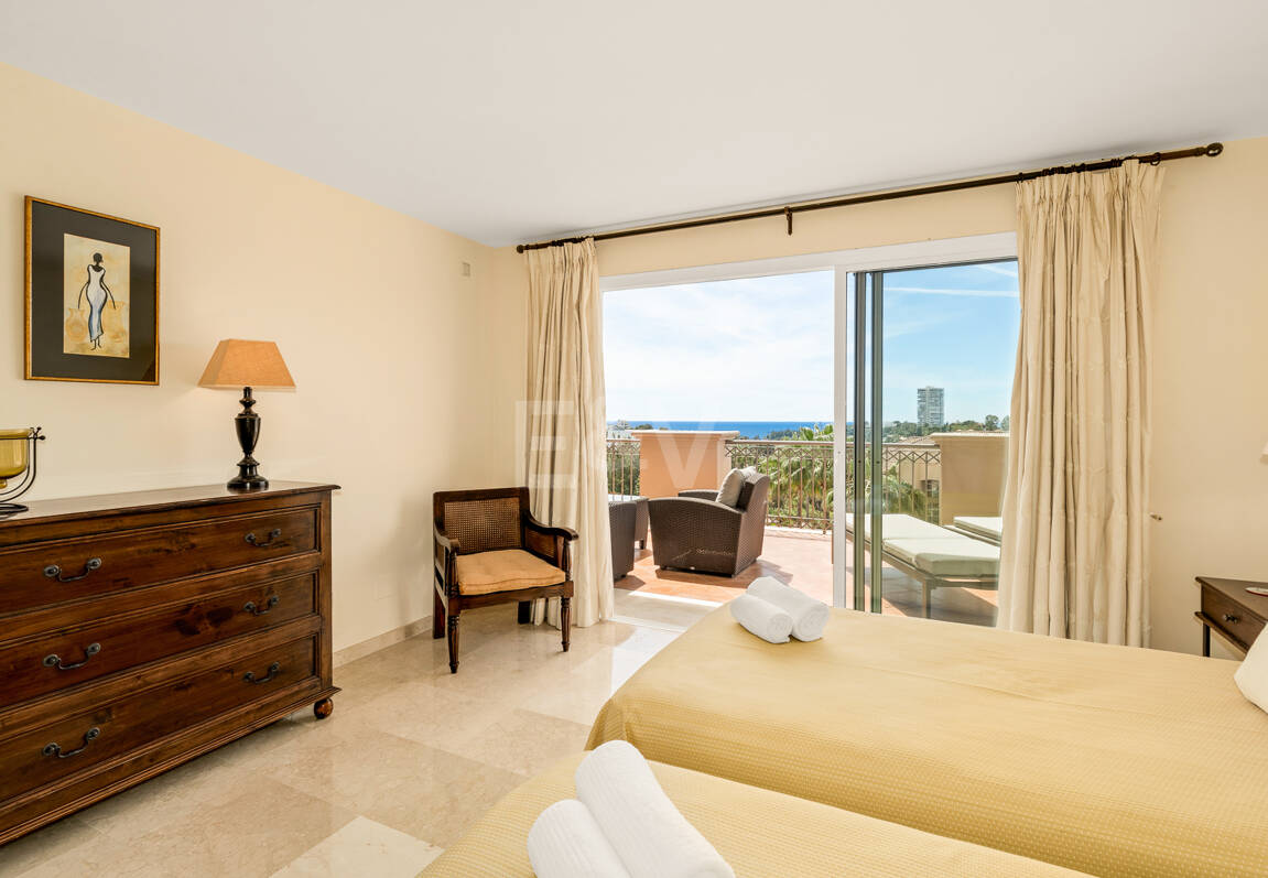 Ático dúplex luminoso y espacioso con vistas panorámicas en Altamira