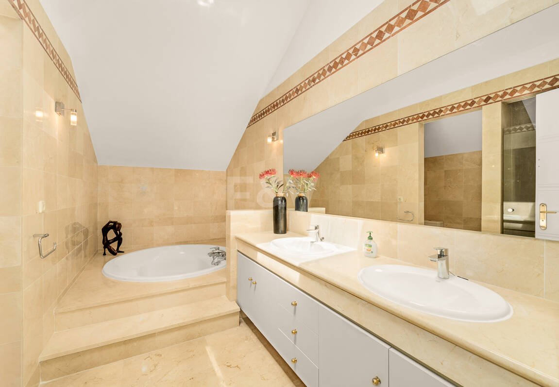 Ático dúplex luminoso y espacioso con vistas panorámicas en Altamira