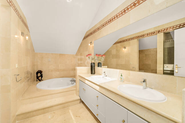 Ático dúplex luminoso y espacioso con vistas panorámicas en Altamira