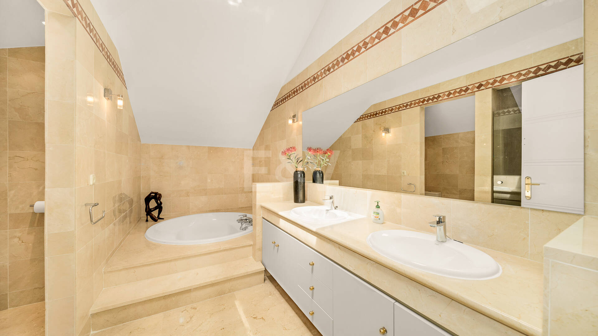 Ático dúplex luminoso y espacioso con vistas panorámicas en Altamira