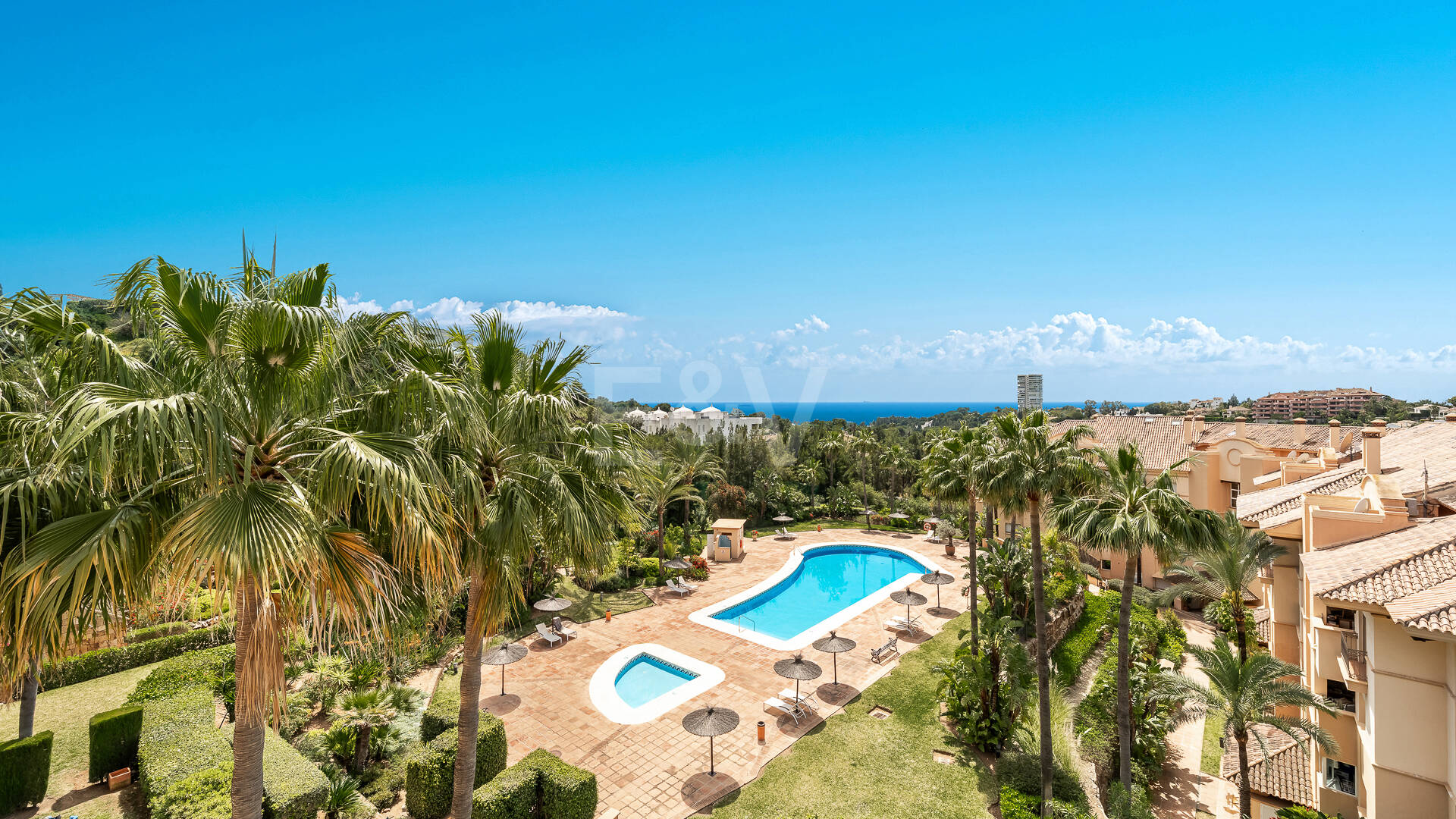 Ático dúplex luminoso y espacioso con vistas panorámicas en Altamira