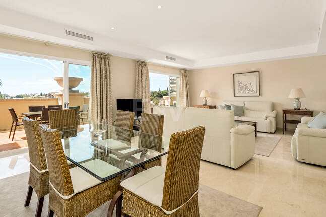 Ático dúplex luminoso y espacioso con vistas panorámicas en Altamira