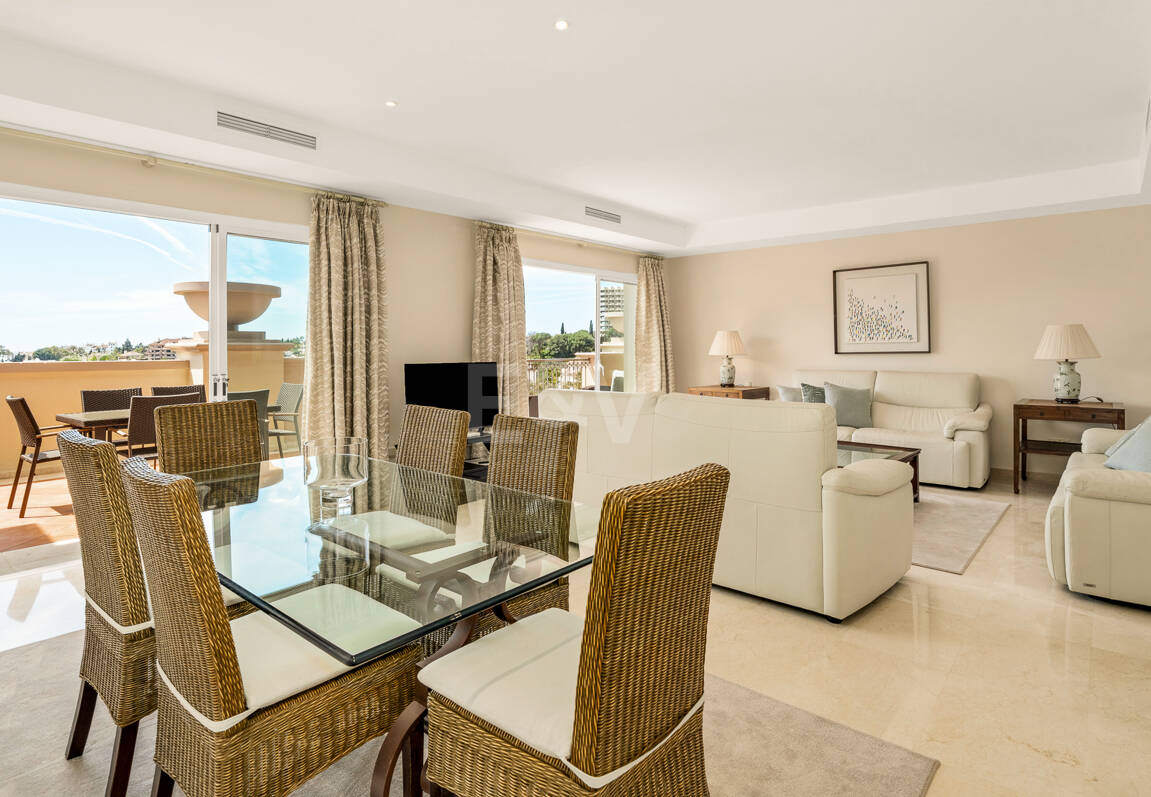 Ático dúplex luminoso y espacioso con vistas panorámicas en Altamira