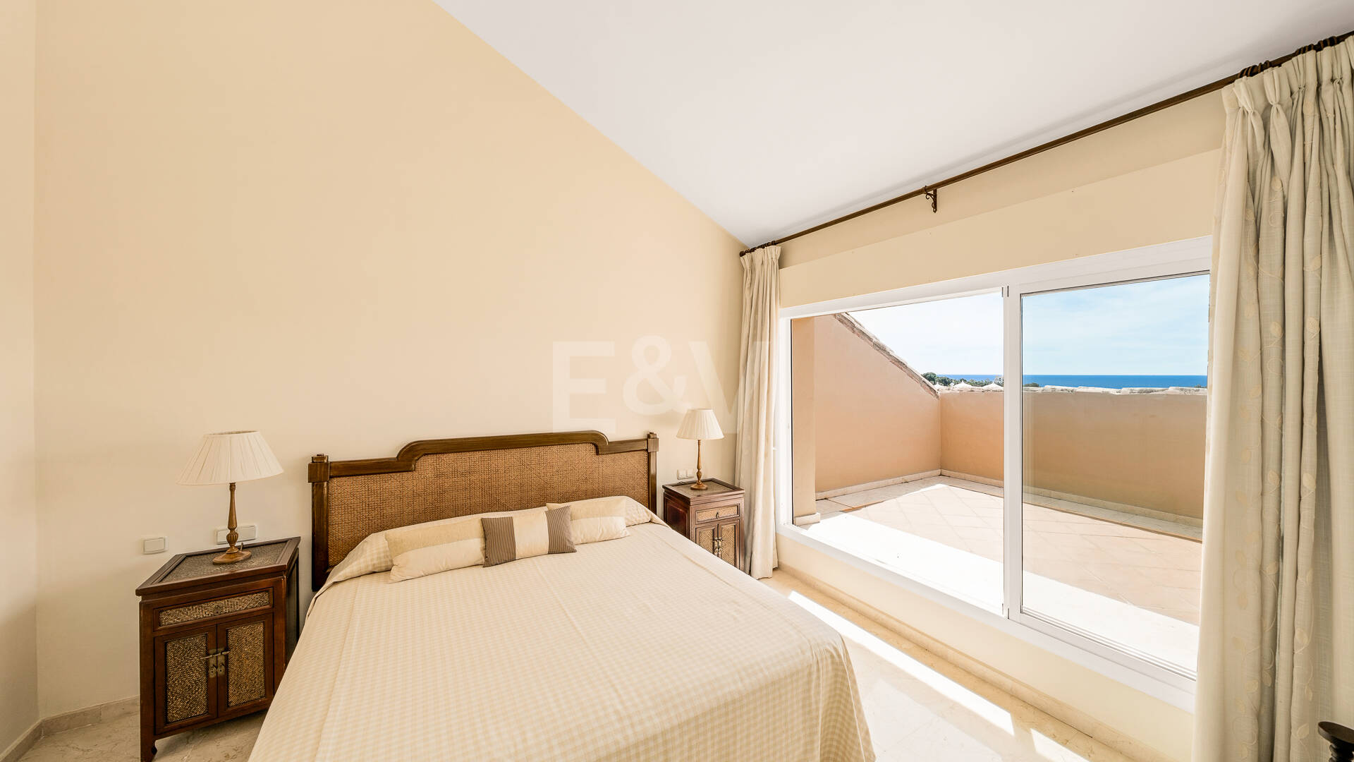 Ático dúplex luminoso y espacioso con vistas panorámicas en Altamira