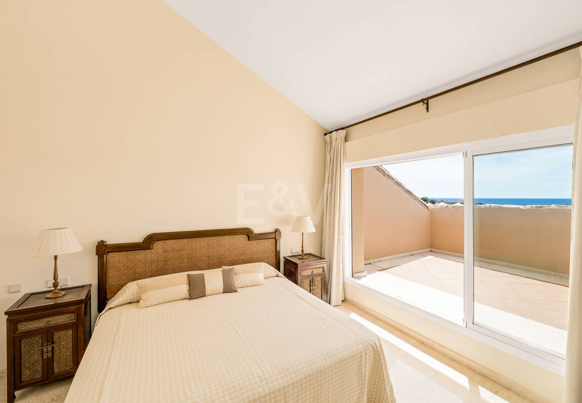 Ático dúplex luminoso y espacioso con vistas panorámicas en Altamira