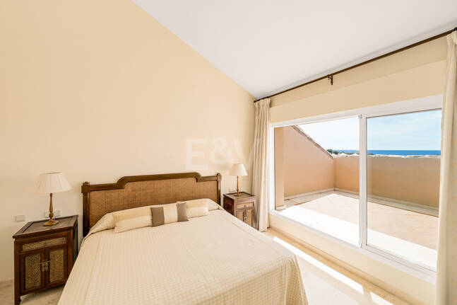 Ático dúplex luminoso y espacioso con vistas panorámicas en Altamira