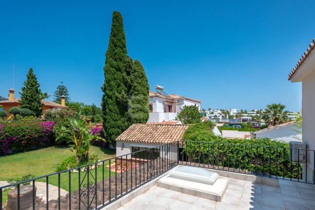 Elegant 6-Bedroom Villa with Guest House, Sea Views & Private Pool in Tranquil Río Real