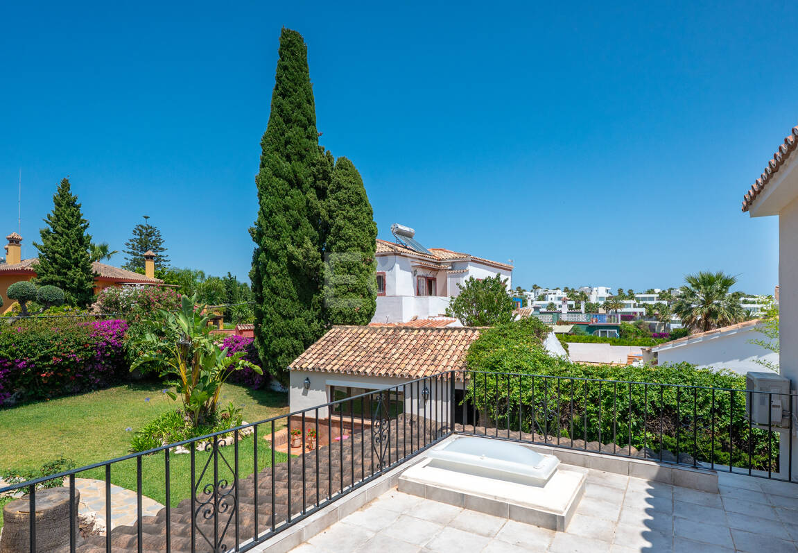 Elegant 6-Bedroom Villa with Guest House, Sea Views & Private Pool in Tranquil Río Real