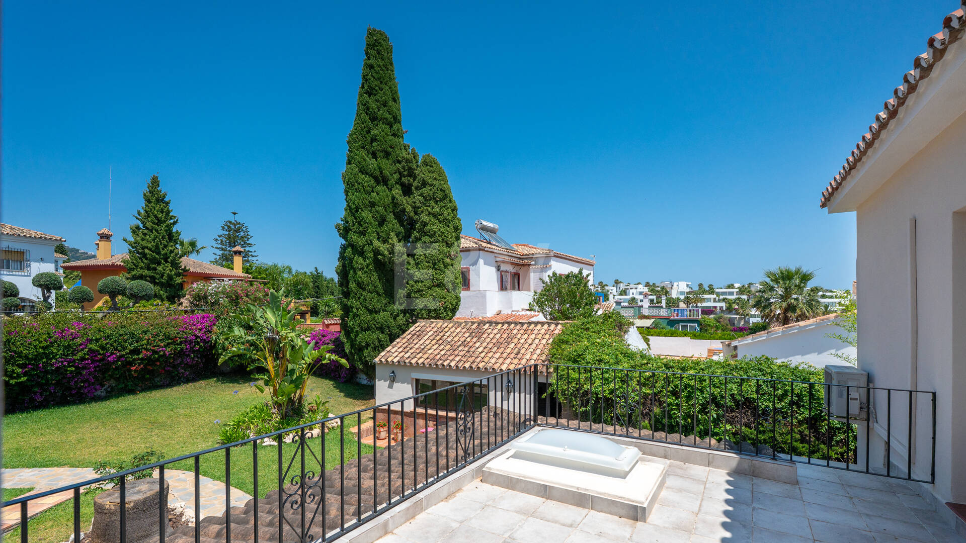 Elegant 6-Bedroom Villa with Guest House, Sea Views & Private Pool in Tranquil Río Real