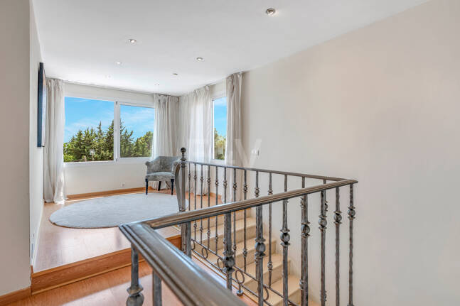 Elegant 6-Bedroom Villa with Guest House, Sea Views & Private Pool in Tranquil Río Real