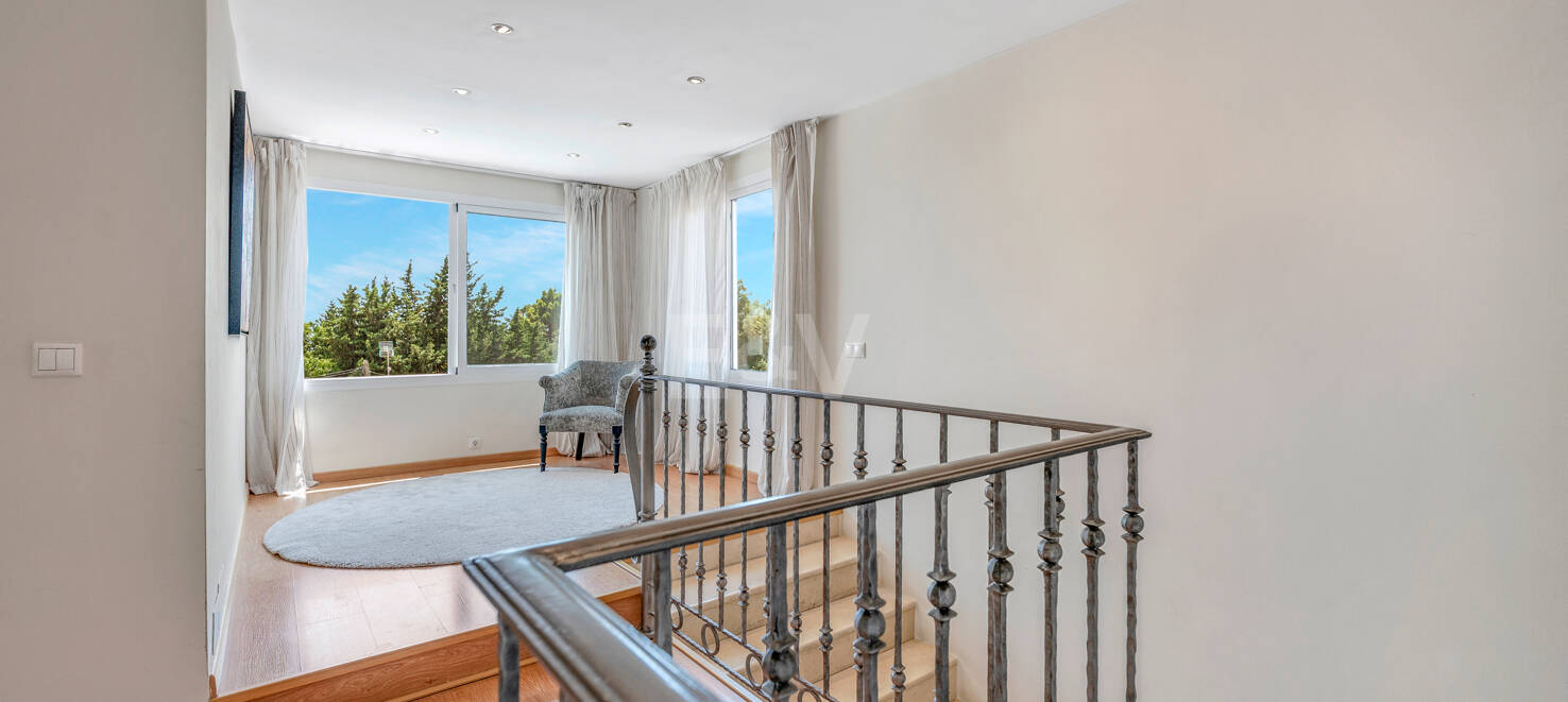 Elegant 6-Bedroom Villa with Guest House, Sea Views & Private Pool in Tranquil Río Real