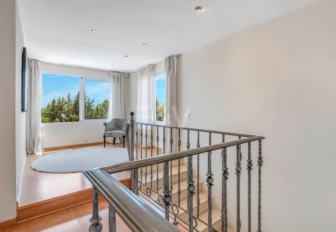 Elegant 6-Bedroom Villa with Guest House, Sea Views & Private Pool in Tranquil Río Real