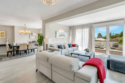 Elegant 6-Bedroom Villa with Guest House, Sea Views & Private Pool in Tranquil Río Real