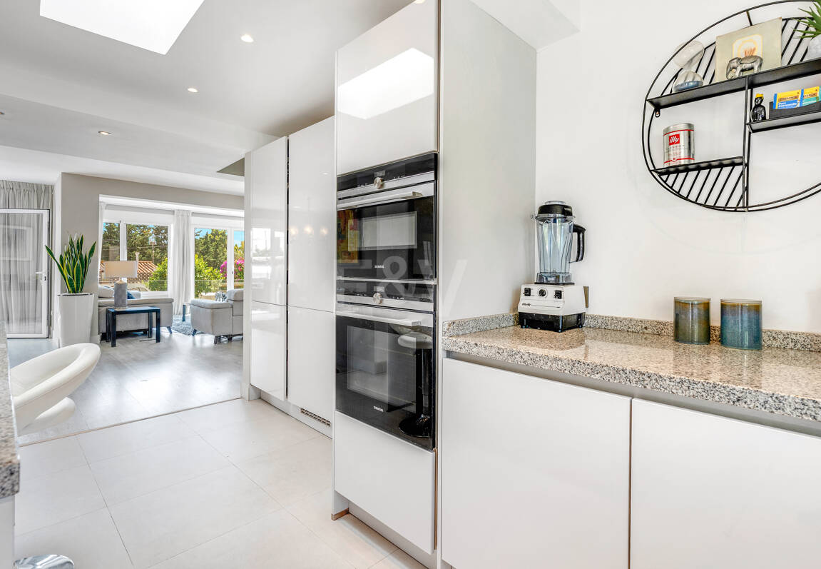 Elegant 6-Bedroom Villa with Guest House, Sea Views & Private Pool in Tranquil Río Real