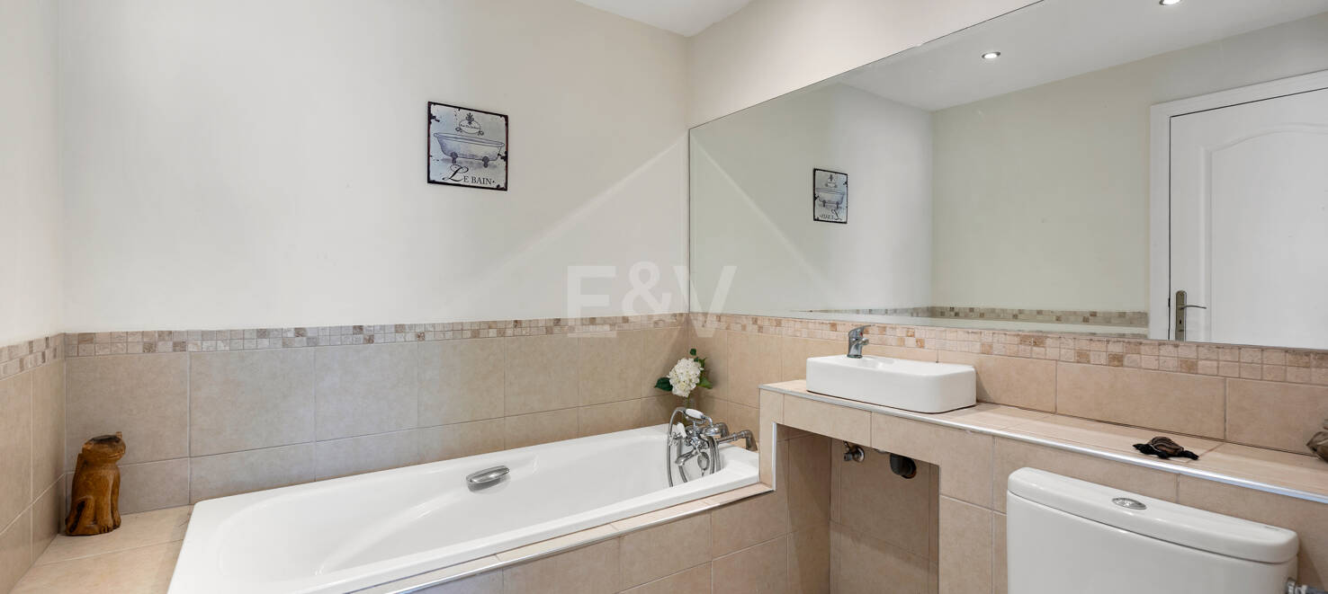 Elegant 6-Bedroom Villa with Guest House, Sea Views & Private Pool in Tranquil Río Real