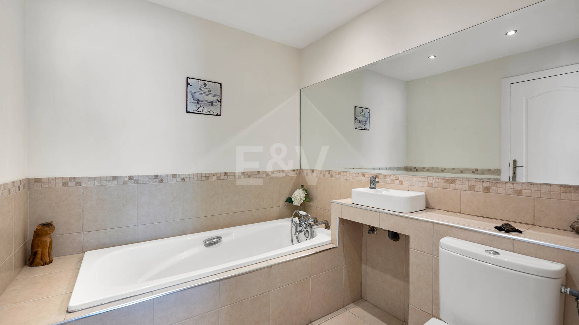 Elegant 6-Bedroom Villa with Guest House, Sea Views & Private Pool in Tranquil Río Real