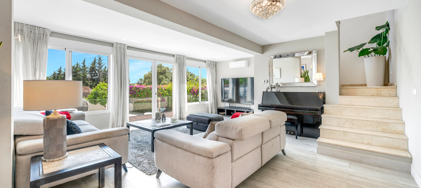 Elegant 6-Bedroom Villa with Guest House, Sea Views & Private Pool in Tranquil Río Real