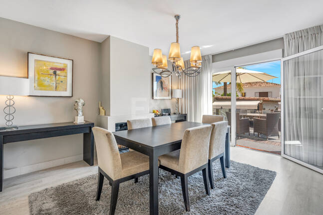 Elegant 6-Bedroom Villa with Guest House, Sea Views & Private Pool in Tranquil Río Real