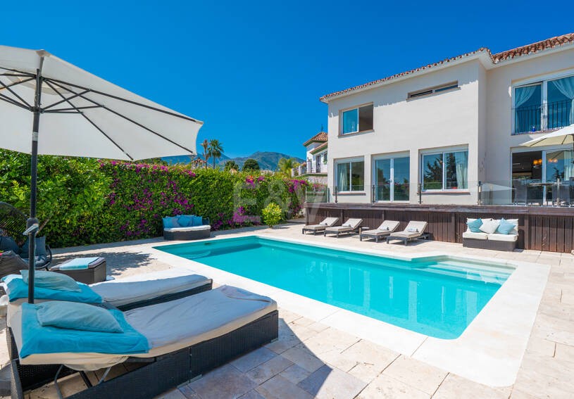 Elegant 6-Bedroom Villa with Guest House, Sea Views & Private Pool in Tranquil Río Real